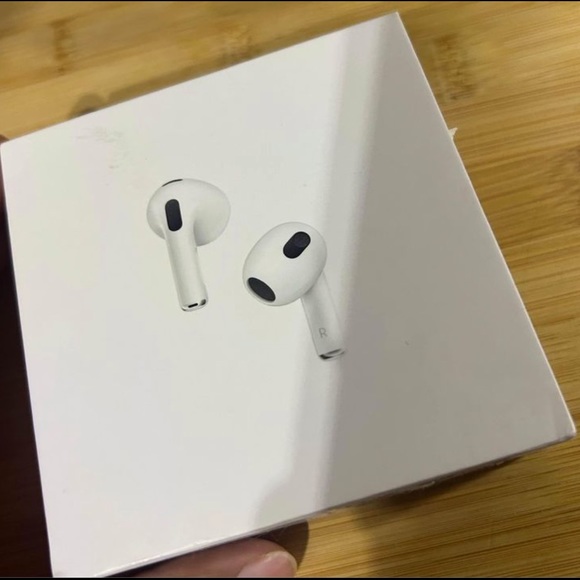 Apple AirPods 3rd generation - Picture 1 of 4